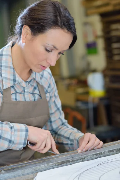 Artista feminina pressionando no molde — Fotografia de Stock