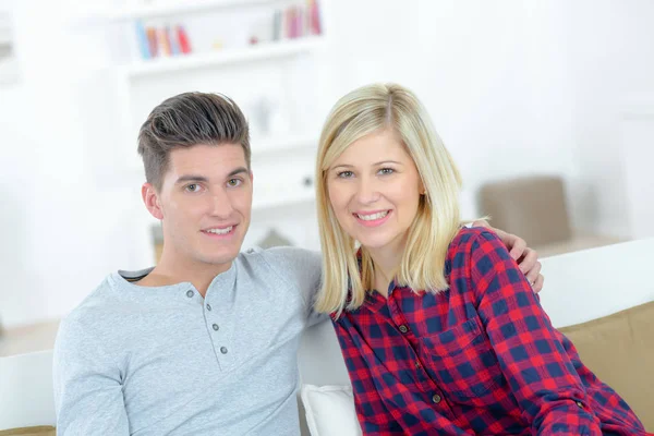 Retrato de jovem casal em casa — Fotografia de Stock