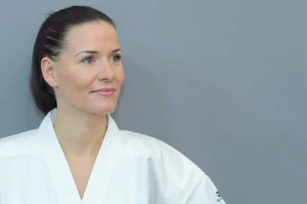 Porträt einer Karate-Kämpferin — Stockfoto
