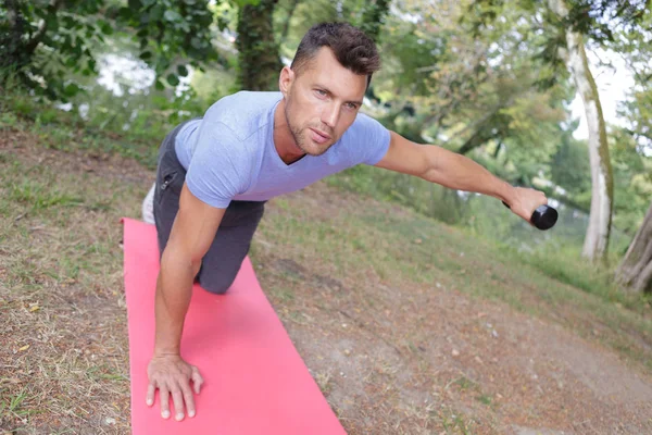 Spor deniz kenarında yapan genç erkek — Stok fotoğraf