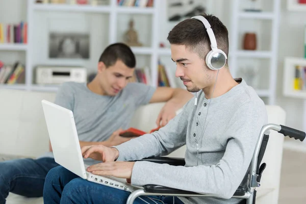 Twee jonge mannen doen hun huiswerk in de woonkamer — Stockfoto