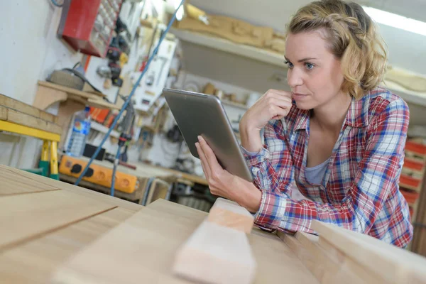 Kvinnliga snickare med digital tablett i verkstad — Stockfoto