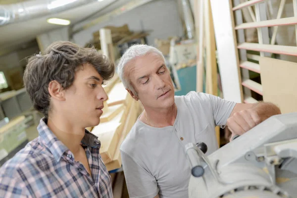 Carpentiere e il suo apprendista — Foto Stock