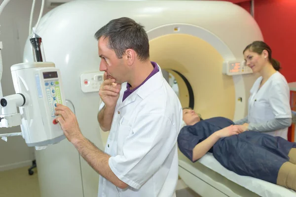 Examination of patient using angiograph — Stock Photo, Image