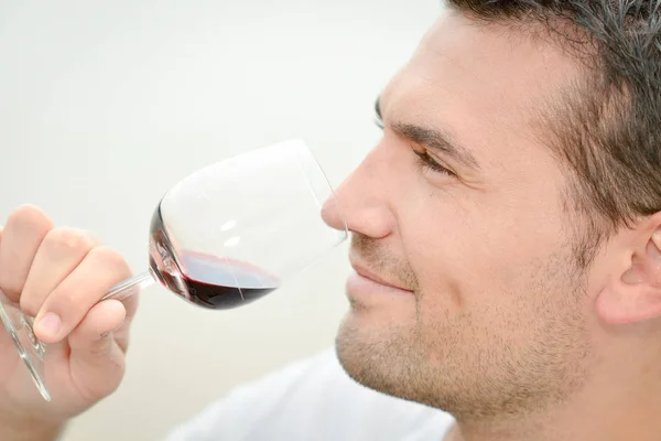 Mann riecht Rotwein — Stockfoto