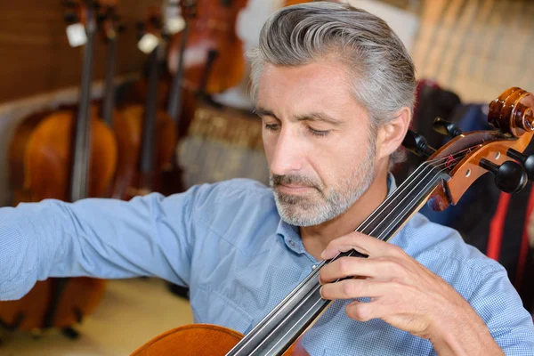 Violoncelista tocando violoncelo — Fotografia de Stock