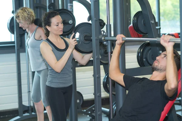 Personer styrketräning i gymmet — Stockfoto