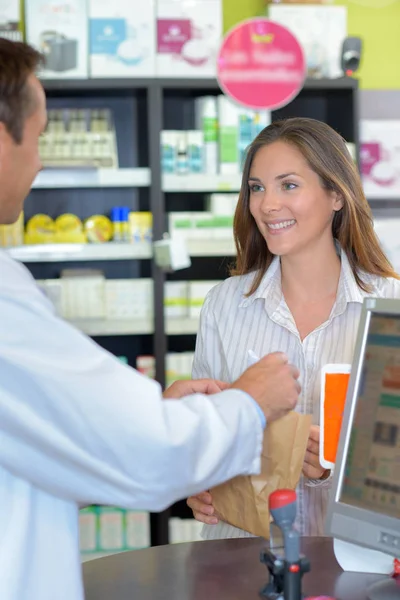 Bella cliente farmacia femminile — Foto Stock