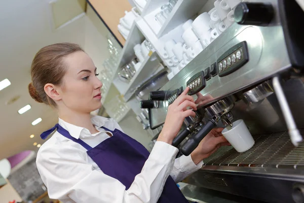 Camarera haciendo un café en un café — Foto de Stock