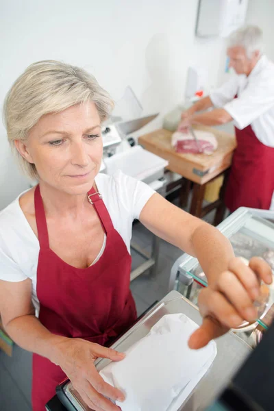 Carnicero trabajando con su esposa — Foto de Stock