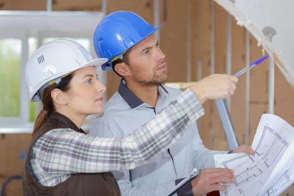 Dos jóvenes arquitectos discuten sobre el plan de construcción —  Fotos de Stock