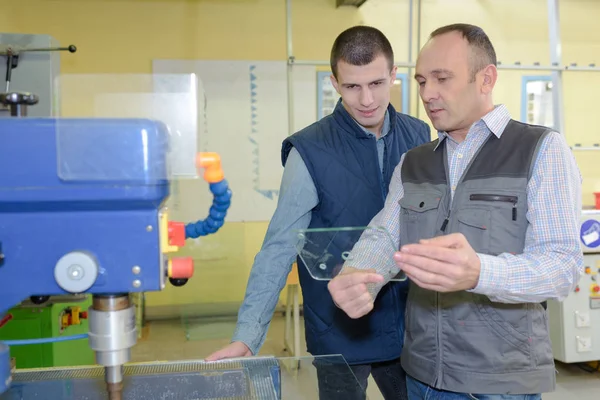 Jeune ingénieur masculin en usine utilisant une fraiseuse Images De Stock Libres De Droits