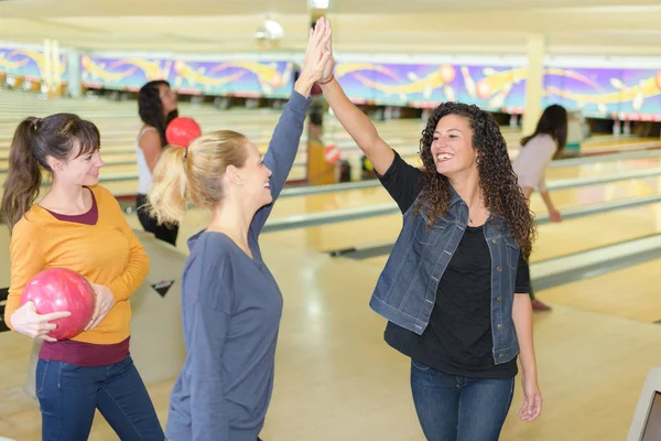 Vänner bowling på club och att ha roligt att spela nonchalant — Stockfoto