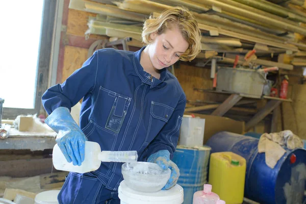 Vrouwelijke werknemer waardoor de glasvezel te repareren van een boot in werkplaats — Stockfoto