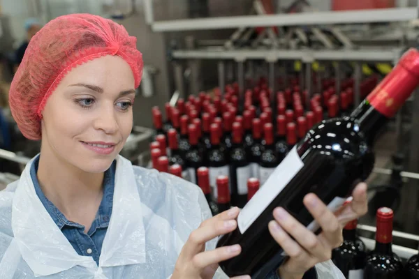 Ispezione casuale bottiglia di vino — Foto Stock