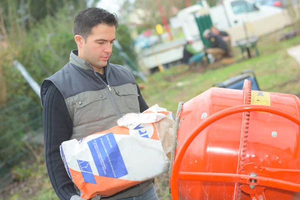 Lavoratori che producono cemento misto per la costruzione di case — Foto Stock