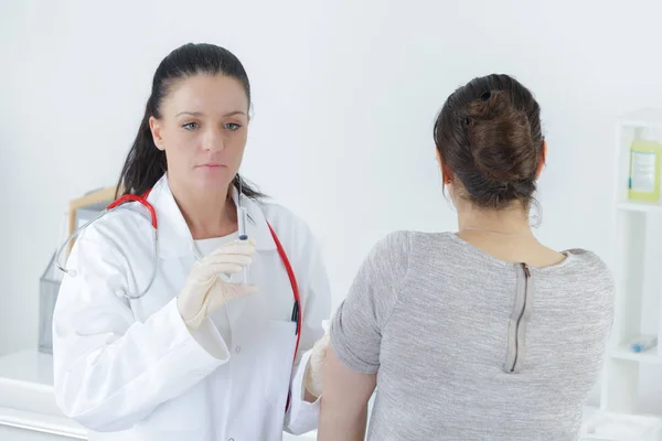 Dos mujeres que se reúnen y conocen — Foto de Stock