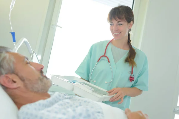 Arzt besucht Seniorin im Krankenhaus — Stockfoto