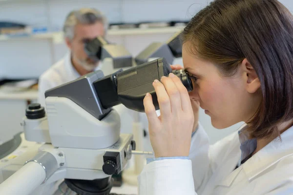 Mikrobiologer i arbetet och mikrobiolog — Stockfoto