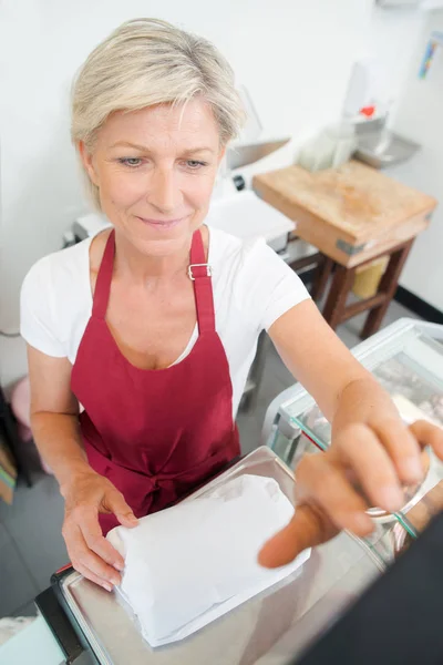 Donna che pesa prosciutto e vecchio — Foto Stock