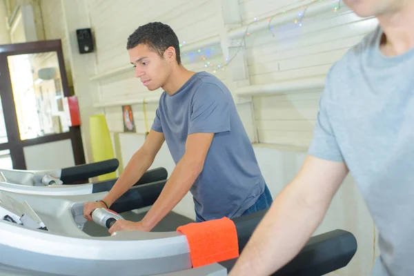 Man met behulp van een loopband-machine — Stockfoto