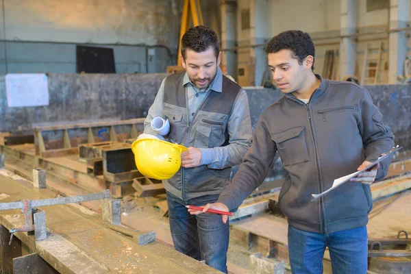 Dos trabajadores en fábrica — Foto de Stock