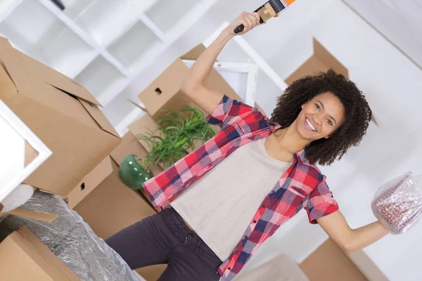 Happy young woman packing — Stock Photo, Image