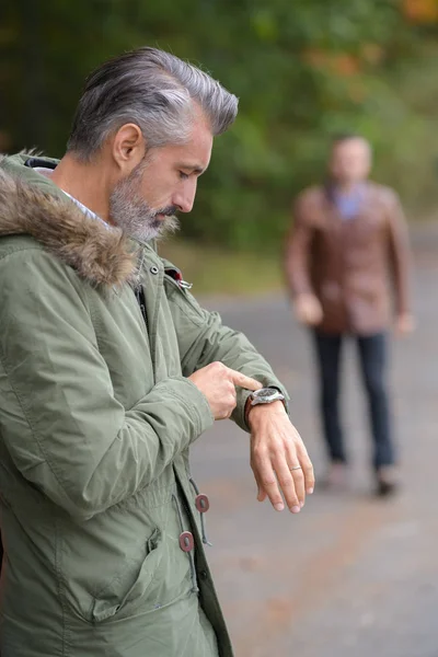 Uomo guardando il suo orologio — Foto Stock