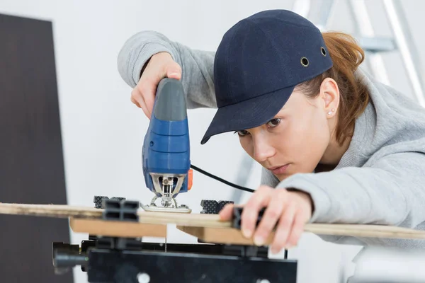 Falegname femminile con sega a nastro — Foto Stock