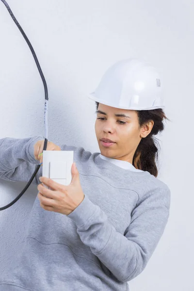 Donna raccordo una presa elettrica in bagno — Foto Stock