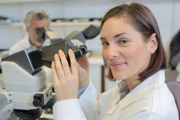 Mikrobiologen poserar i laboratoriet — Stockfoto