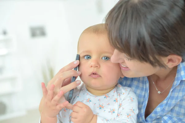 Baby na mobilní telefon — Stock fotografie