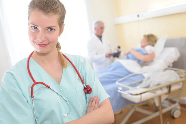 Giovane donna medico in piedi in ospedale — Foto Stock