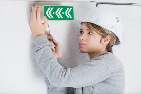 Installing the emergency sign arrow — Stock Photo, Image