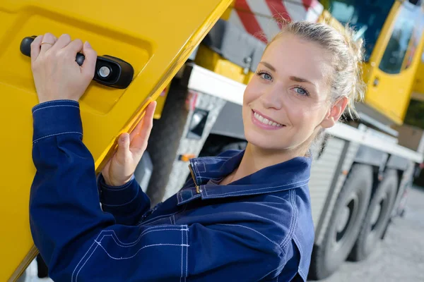 Kvinna lastbilschaufför i bilen — Stockfoto