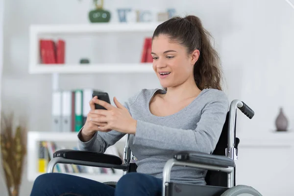 Engelli kız cep telefonu mesajı okumak için memnun — Stok fotoğraf