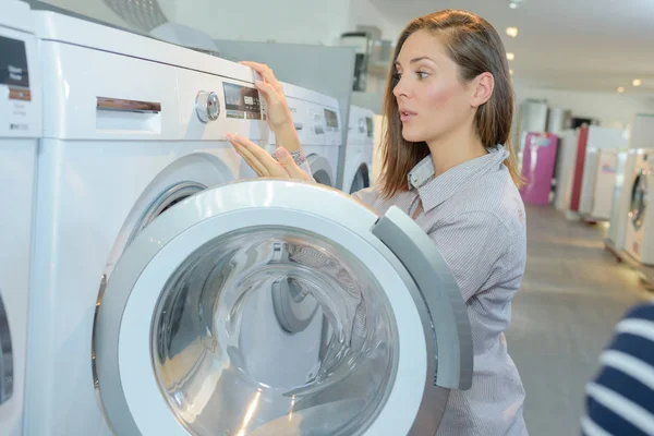 Питання про пральну машинку — стокове фото