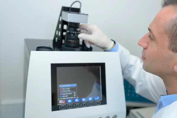 Searcher working in a laboratory — Stock Photo, Image