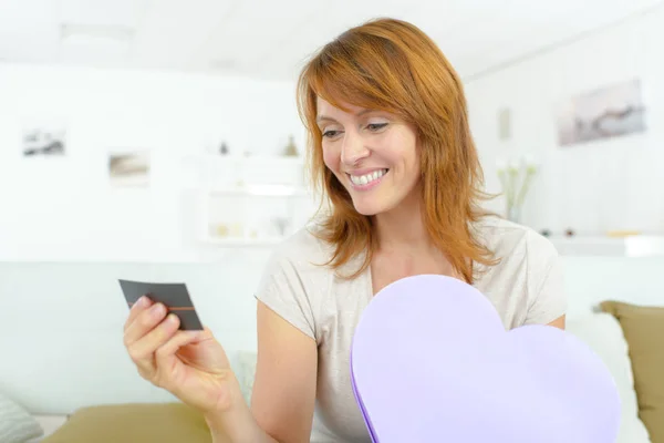 Bella ragazza con regalo di San Valentino in scatola a forma di cuore — Foto Stock