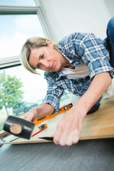 Woman with a hammer and chisel — Stock Photo, Image