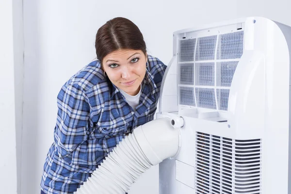 Kvinnlig arbetstagare med luftkonditionering rör — Stockfoto