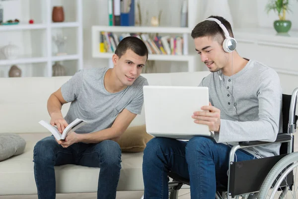 Två manliga studenter gå över sina läxor — Stockfoto