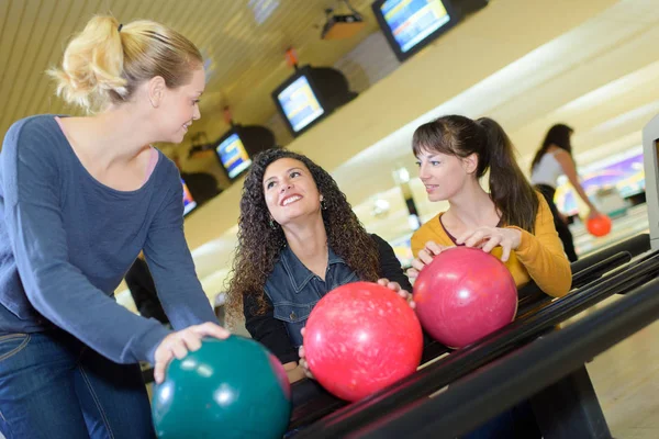 Frauen sammeln Bowlingbälle — Stockfoto