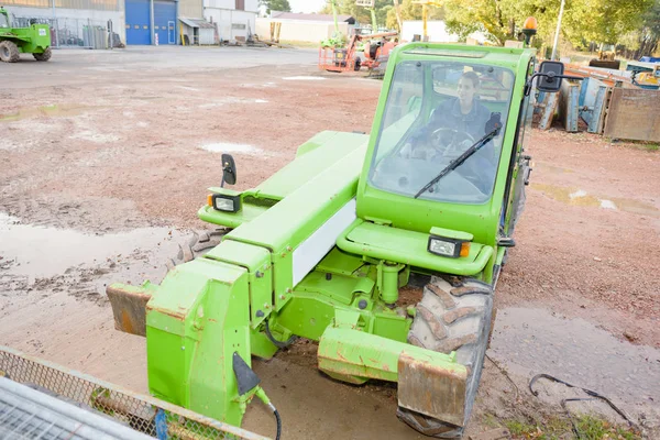 女性建設労働者建設敷地ブルドーザーを運転 — ストック写真