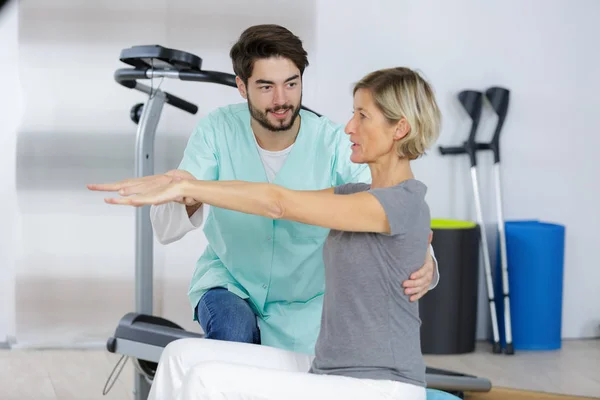 Physiotherapeut mit Patientin — Stockfoto
