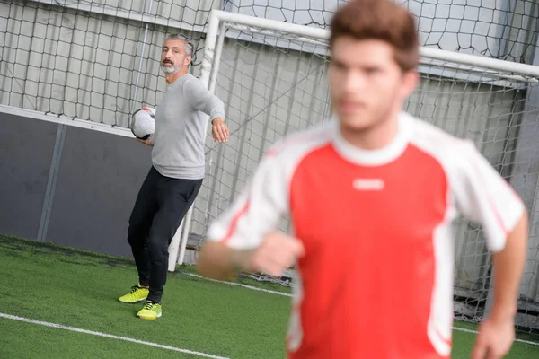 Entrenamiento de fútbol sala de gimnasio interior — Foto de Stock