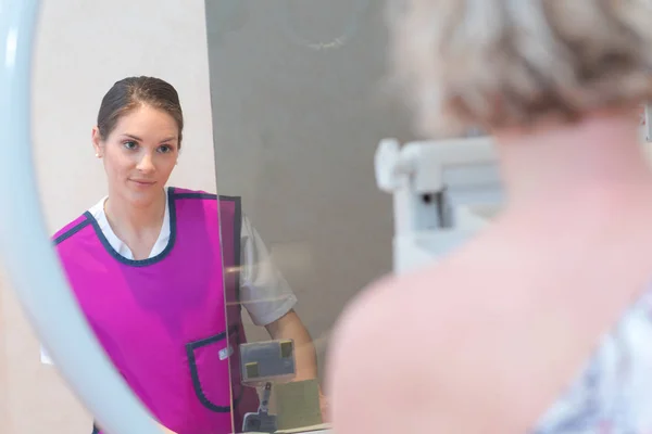Medico femminile che assiste la paziente durante la mammografia — Foto Stock