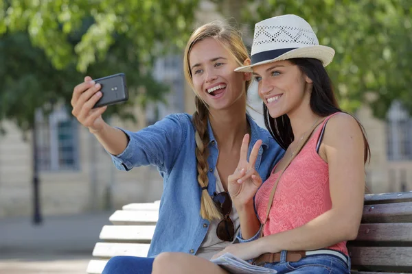 Vidám turista női barátok fotózzák magukat — Stock Fotó