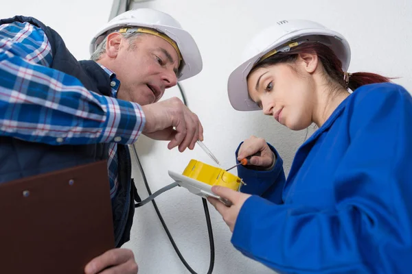 Aprendiz electricista con su instructor — Foto de Stock