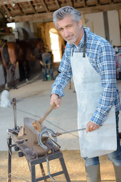 Farrier de guardia y farrier —  Fotos de Stock